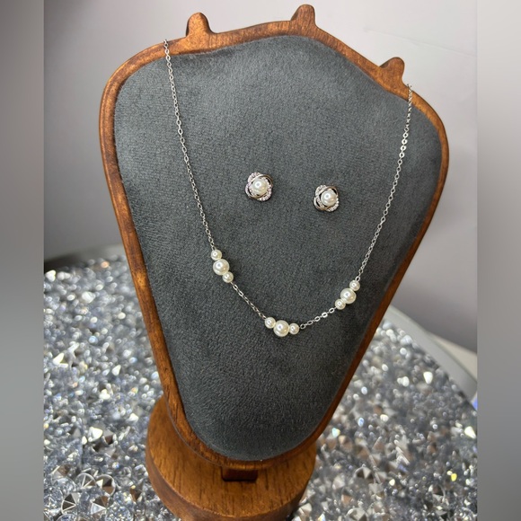 Elegant Silver Pearl Necklace - Picture 4 of 7